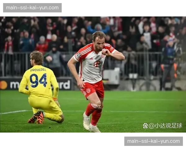 拜仁小将帕夫洛维奇打入德甲处子球后,奔向看台与家人庆祝 拜仁小将帕夫洛维奇打入德甲处子球后,奔向看台与家人庆祝