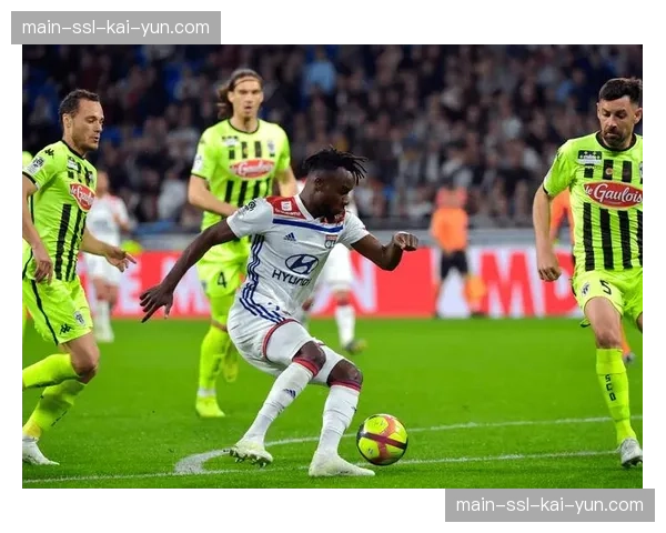 特写：塞尔塔球员围堵VAR监视器，抗议点球判罚