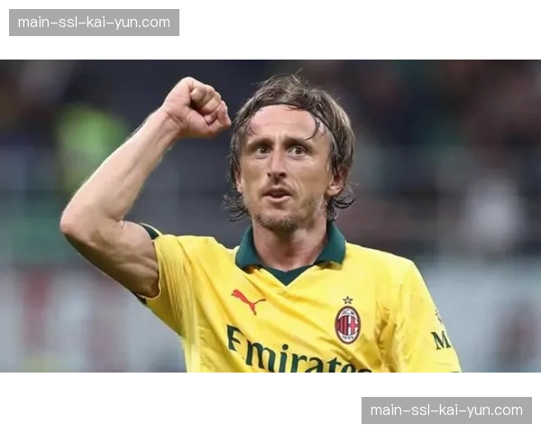 特写：老将莫德里奇替换下场时，伯纳乌全场起立鼓掌致敬